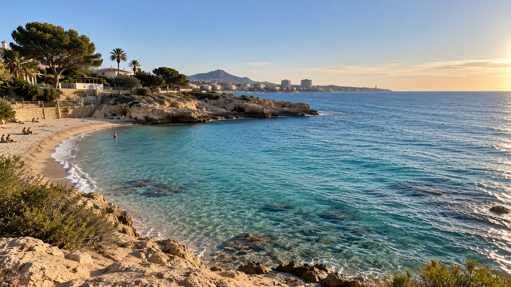 Playas de arena blanca con Bandera Azul y dunas de pinos protegidas de Guardamar del Segura